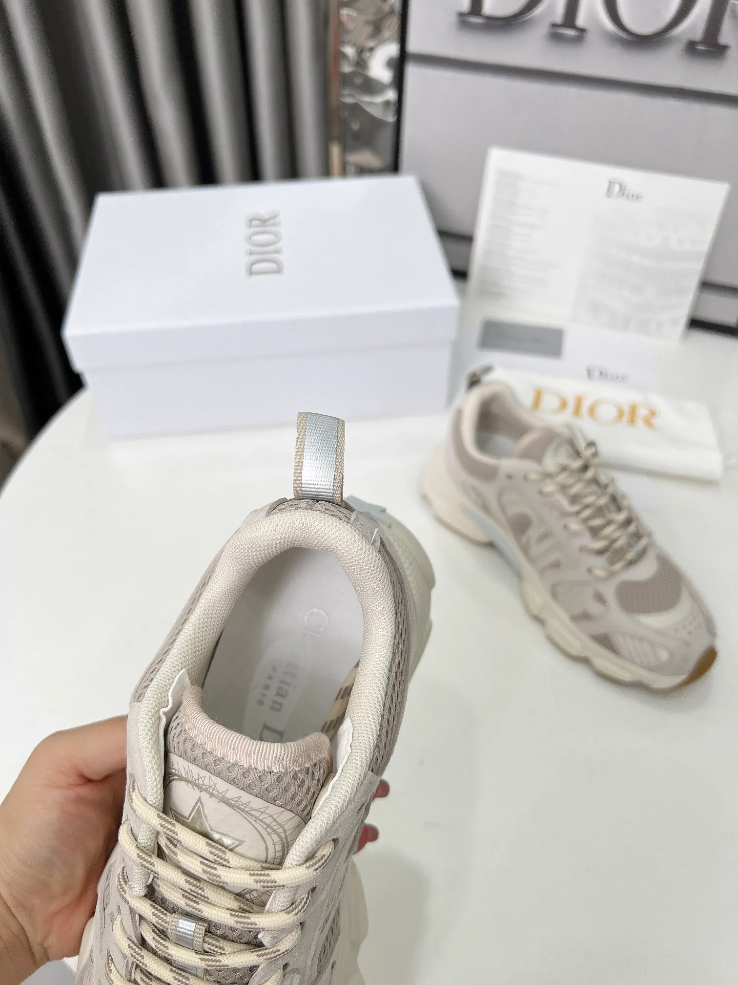 P560🐮🐮The official website of Dijia's new colors has been updated simultaneously [Celebration] This Dior Vibe sneaker incorporates Dior's high-end spirit and reinterprets classic running shoes. White mesh fabric features an Oblique print and is paired with laminated leather-effect panels in gold and silver tones for a contrasting look. It is further embellished with classic details such as 3D effect details, the lucky star symbol on the rear, and the logo on the tongue and rear pull tab. The lightweight sole is embellished with gray stars, complementing a variety of casual or elegant pieces for a modern look. Size: Women’s size 35-41 (35/42 can be customized) Men’s size 40-46 (39/46 can be customized)